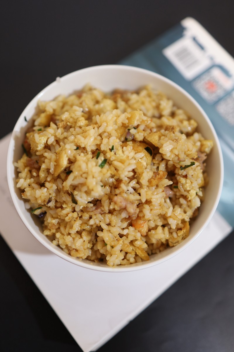 Steps for Making Fried Rice with Oil Tofu and Minced Meat