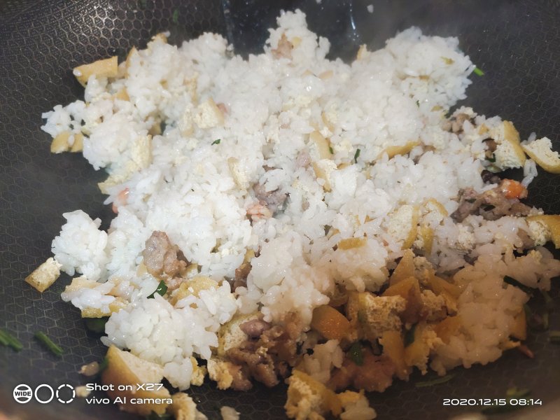 Steps for Making Fried Rice with Oil Tofu and Minced Meat