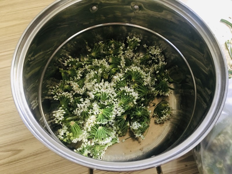 Steps for Making Pickled Garlic Chives