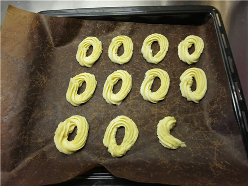 Steps for making Roman Shield Cookies