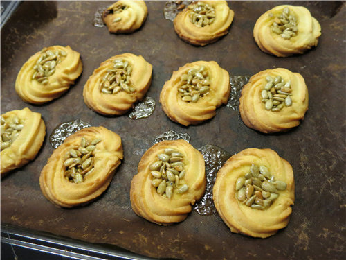 Steps for making Roman Shield Cookies