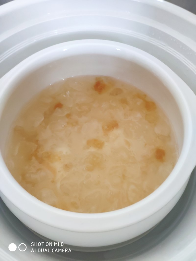 Steps for making Peach Gum, Bird's Nest, Coix Seed, and Snow Fungus Soup