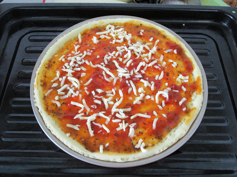 Steps for Cooking Crab and Fish Sausage Pizza