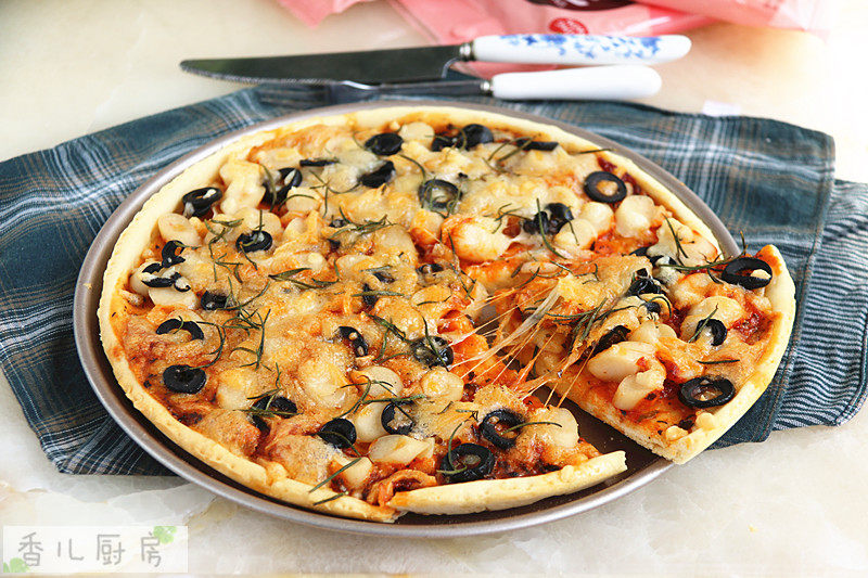 Steps for Cooking Crab and Fish Sausage Pizza