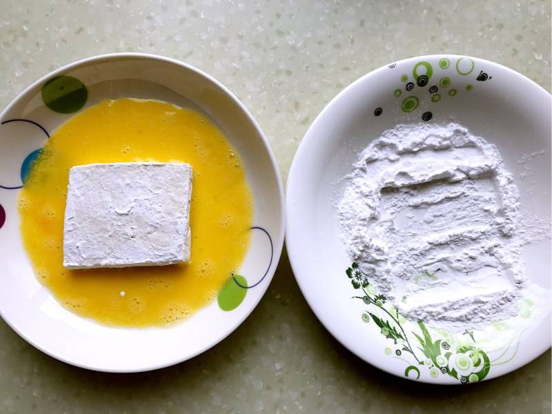 Steps for making Guo Ta Dou Fu (Pan-Fried Tofu)