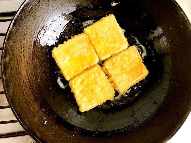 Steps for making Guo Ta Dou Fu (Pan-Fried Tofu)