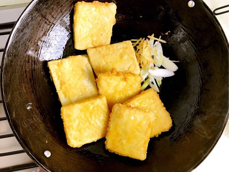 Steps for making Guo Ta Dou Fu (Pan-Fried Tofu)