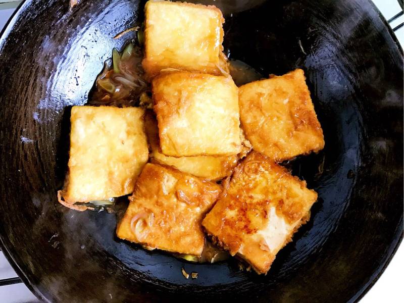 Steps for making Guo Ta Dou Fu (Pan-Fried Tofu)