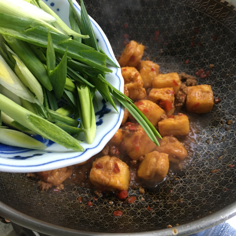 Steps for Making Spicy Oil-Soaked Tofu