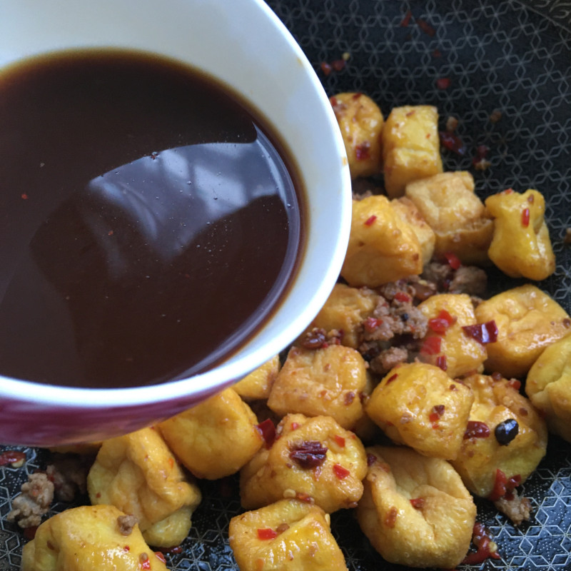 Steps for Making Spicy Oil-Soaked Tofu