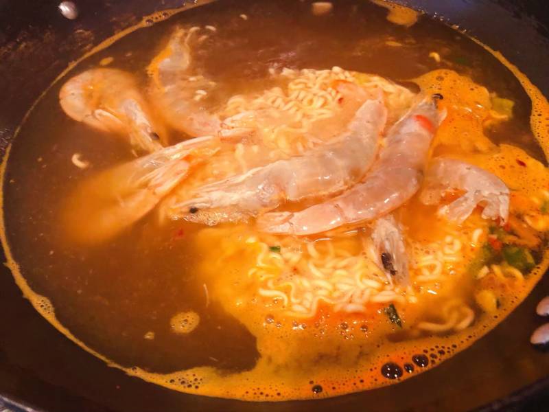 Steps for Cooking Seafood Spicy Ramen