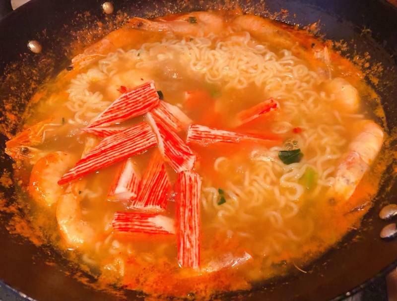 Steps for Cooking Seafood Spicy Ramen