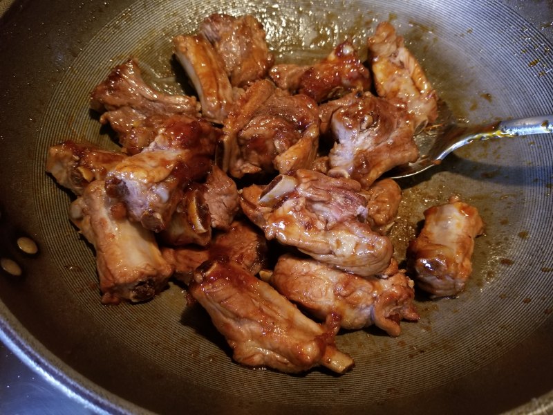 Steps for Cooking Chestnut and Kombu Braised Pork Ribs