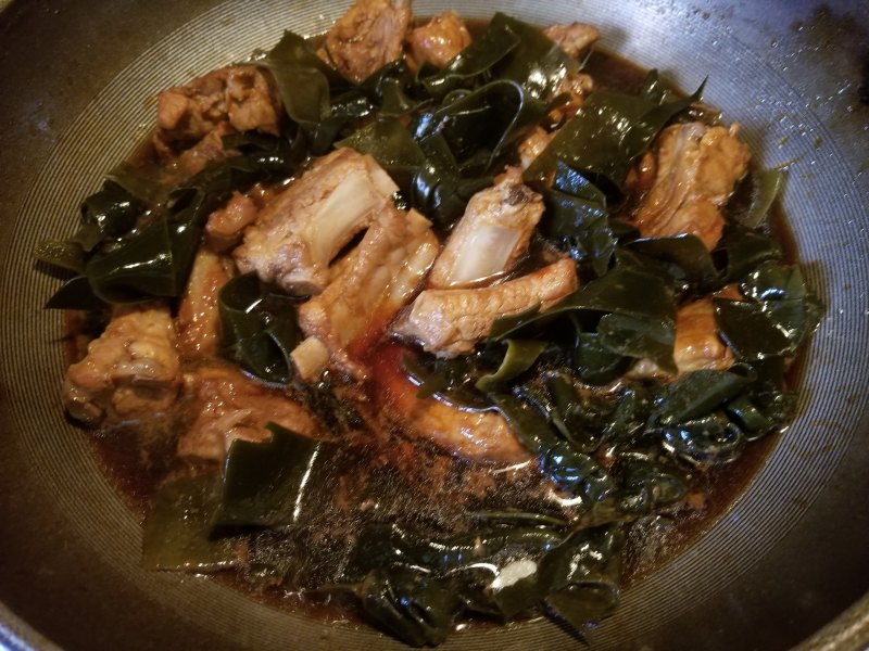 Steps for Cooking Chestnut and Kombu Braised Pork Ribs