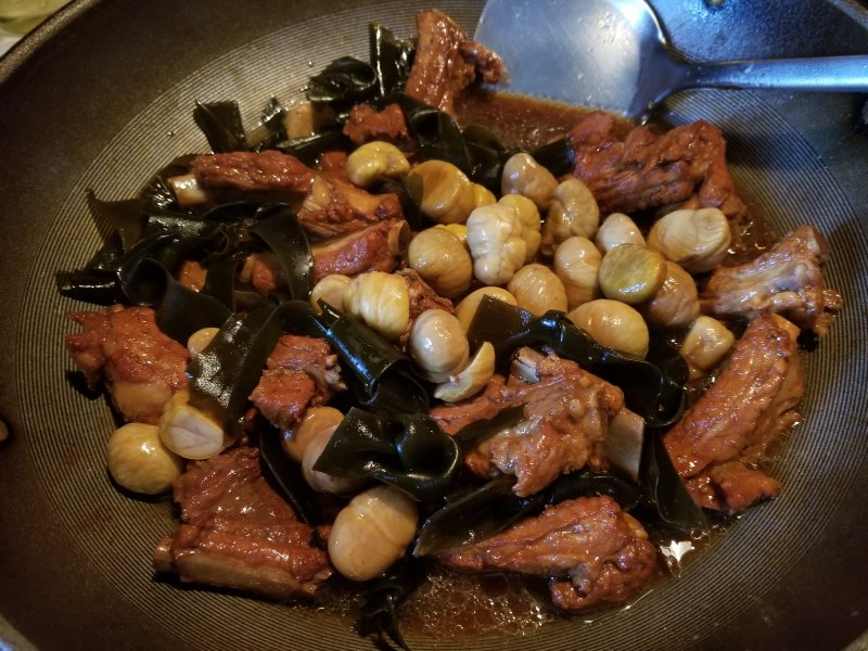 Steps for Cooking Chestnut and Kombu Braised Pork Ribs