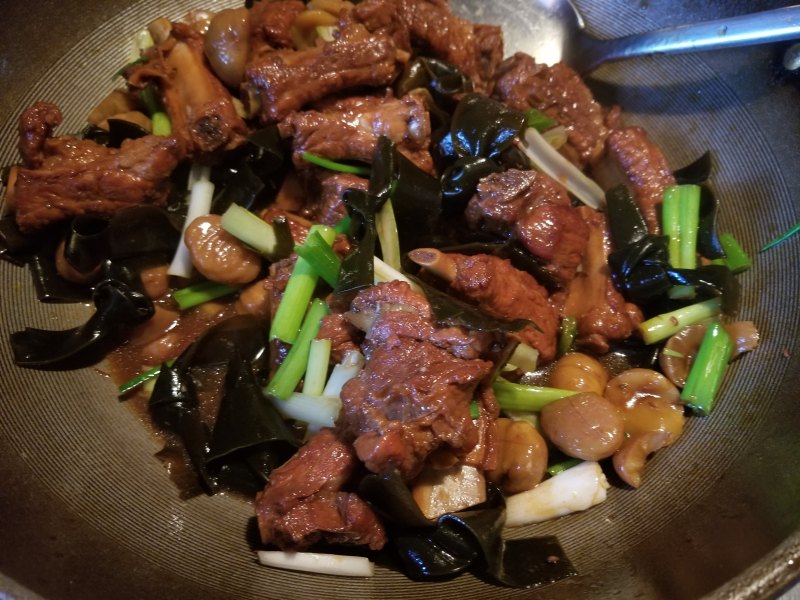 Steps for Cooking Chestnut and Kombu Braised Pork Ribs