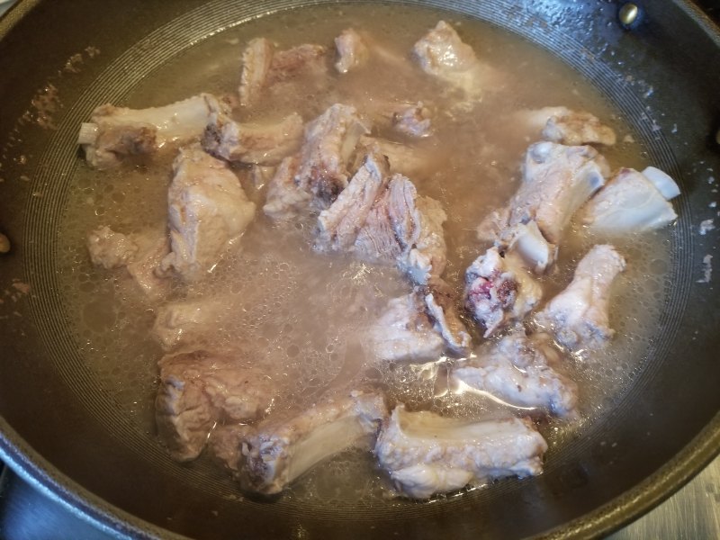 Steps for Cooking Chestnut and Kombu Braised Pork Ribs