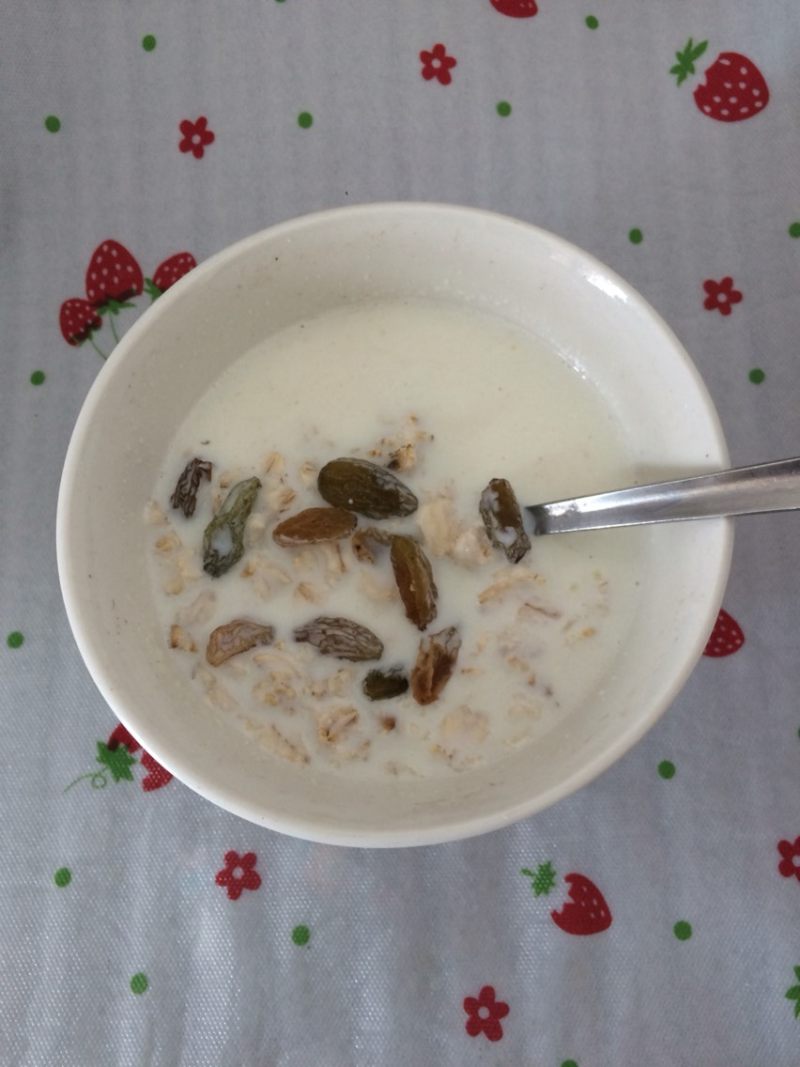 Steps for making Raisin Oatmeal Milk