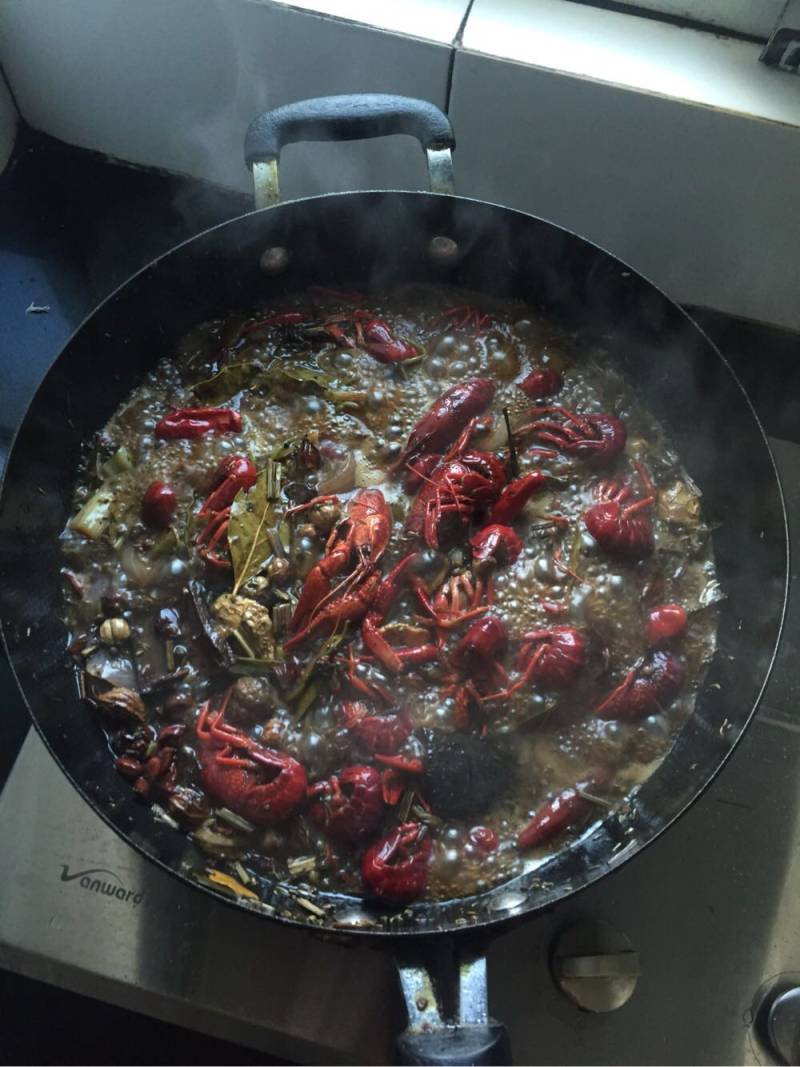 Steps for Making Wuhan Style Braised Crawfish