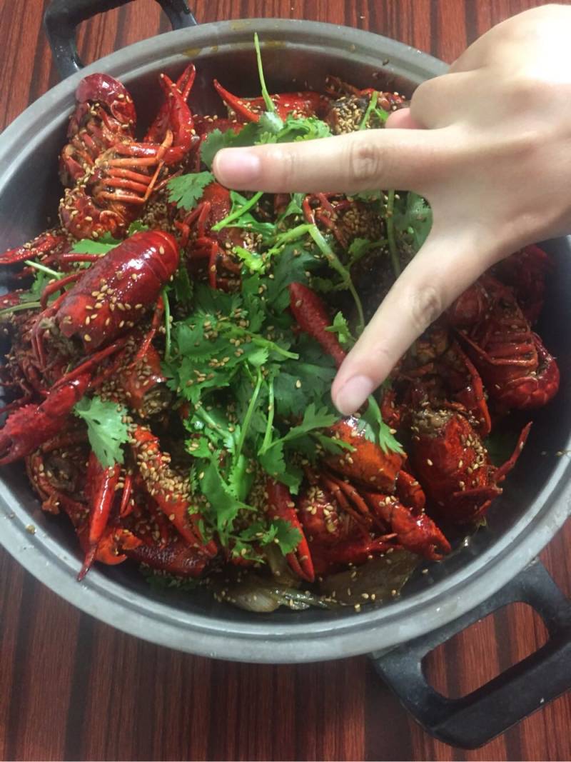 Steps for Making Wuhan Style Braised Crawfish