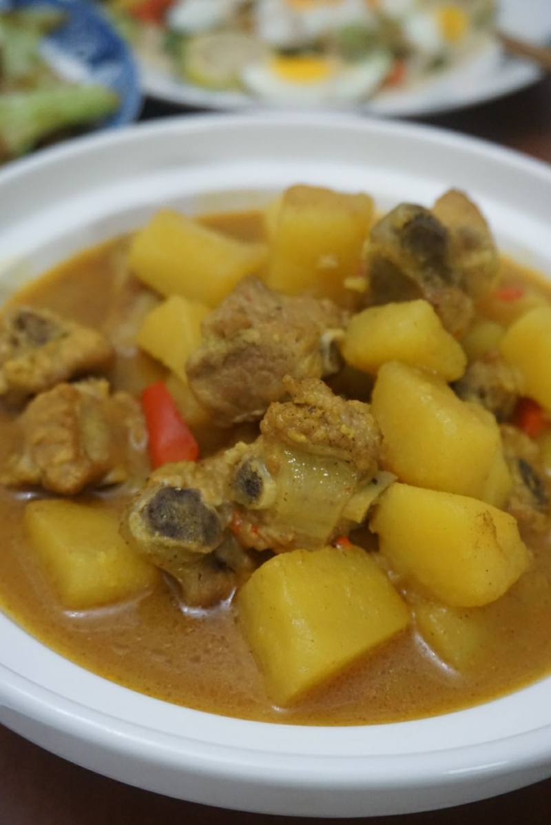 Steps for Making Curry Pork Ribs with Potatoes