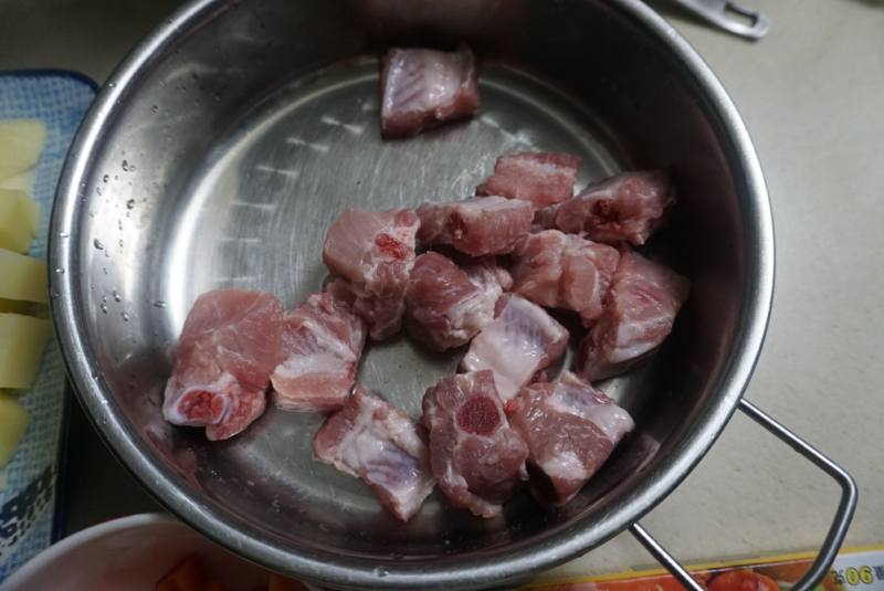 Steps for Making Curry Pork Ribs with Potatoes