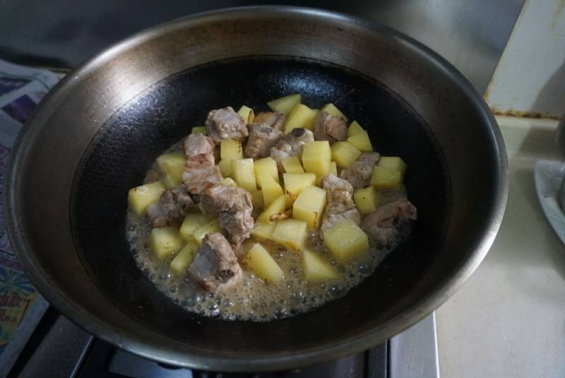 Steps for Making Curry Pork Ribs with Potatoes