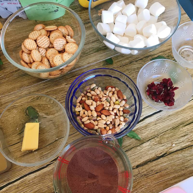 Steps for Making Cocoa Flavored Snowflake Crisps