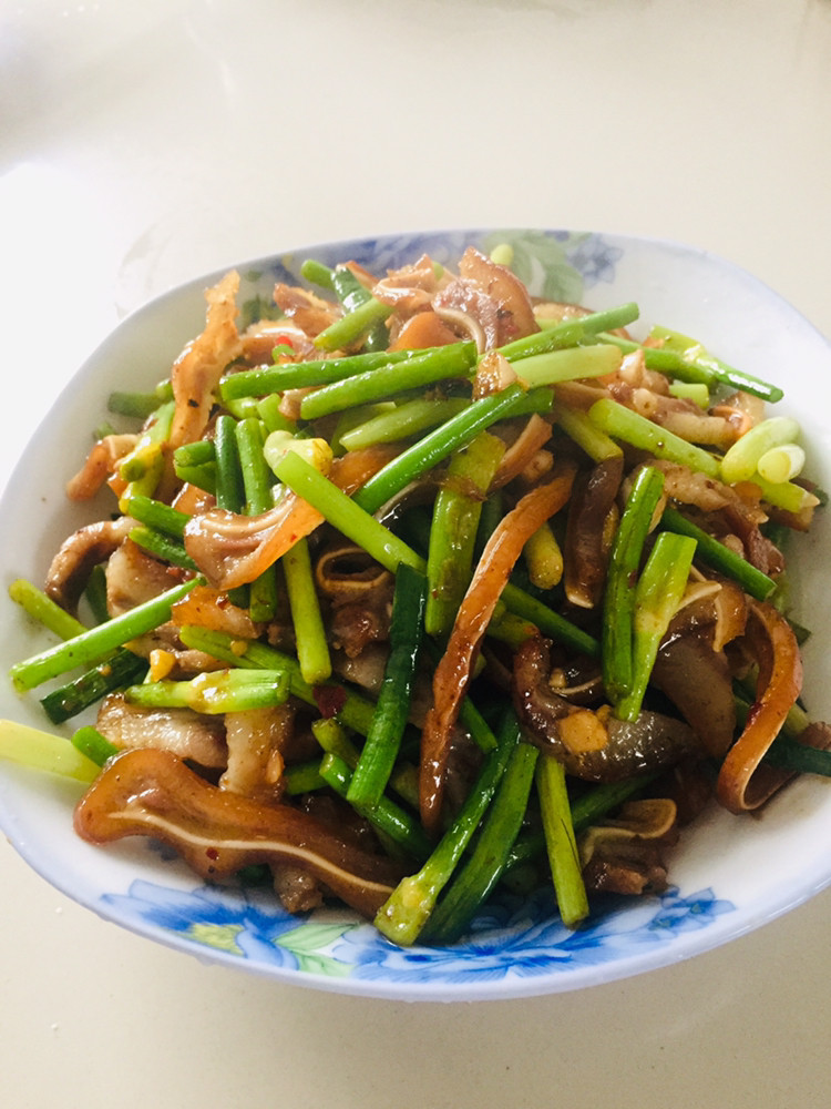 Stir-fried Pig Ears with Garlic Scapes