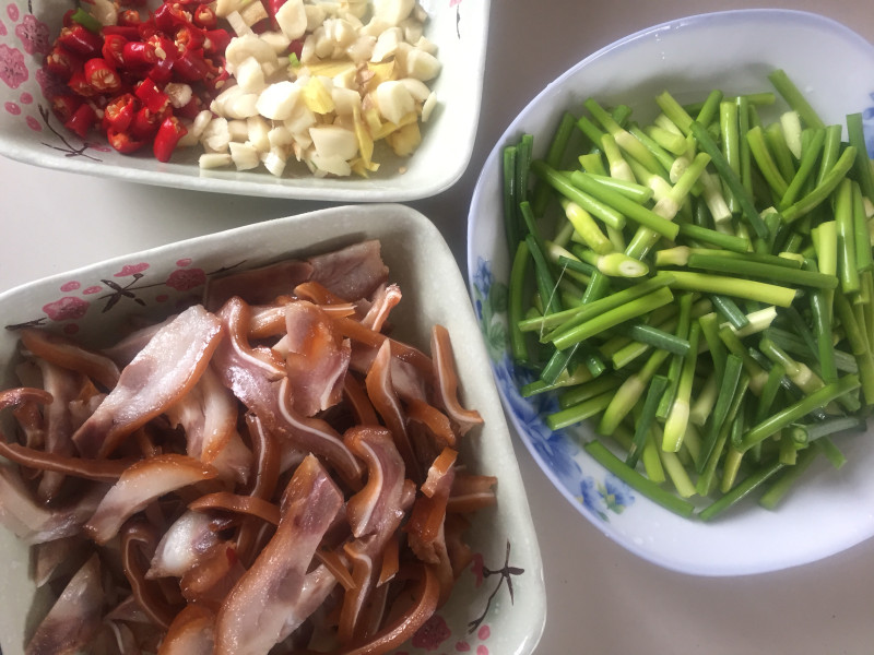 Steps for Stir-fried Pig Ears with Garlic Scapes