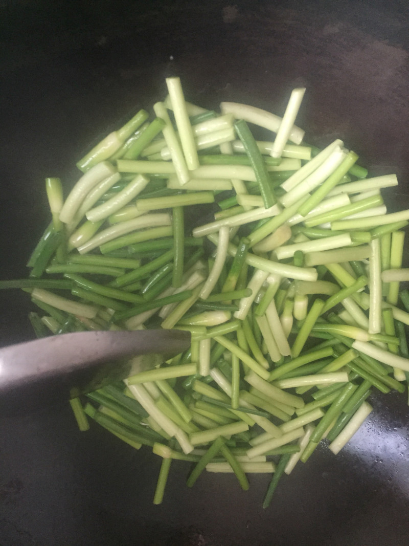 Steps for Stir-fried Pig Ears with Garlic Scapes