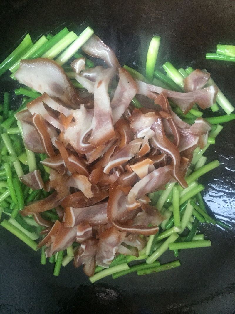 Steps for Stir-fried Pig Ears with Garlic Scapes