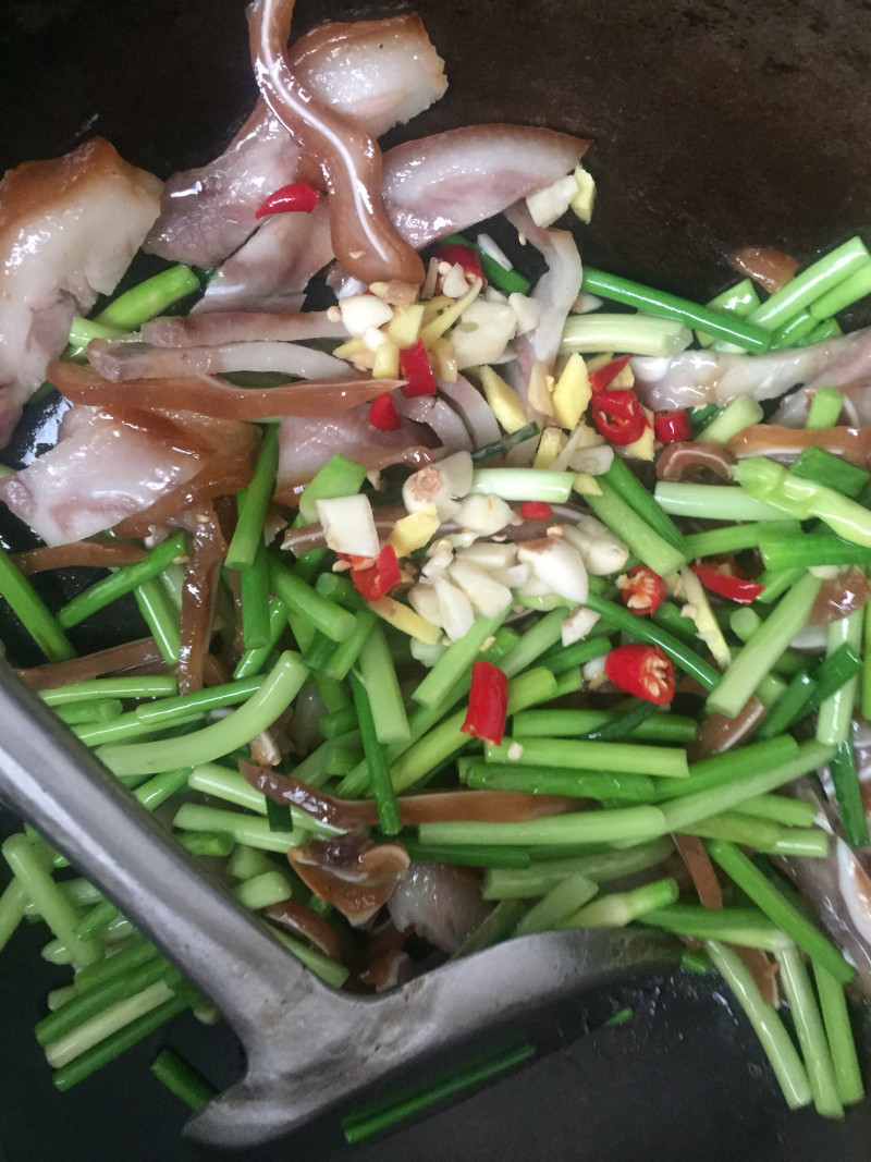 Steps for Stir-fried Pig Ears with Garlic Scapes