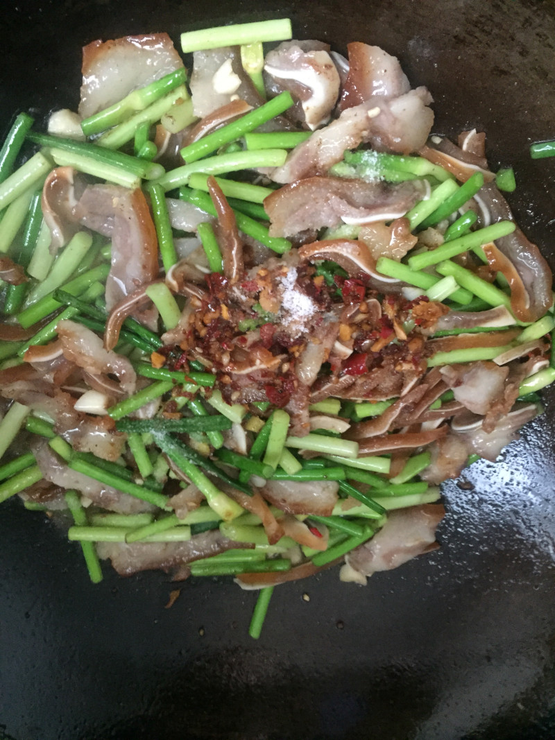 Steps for Stir-fried Pig Ears with Garlic Scapes