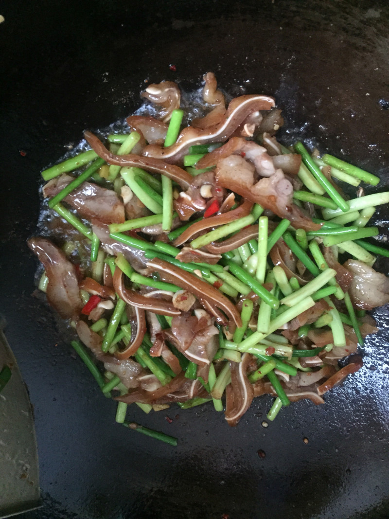 Steps for Stir-fried Pig Ears with Garlic Scapes