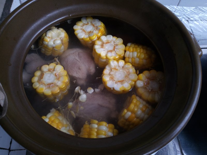 Steps for Making Corn Carrot Pork Bone Soup