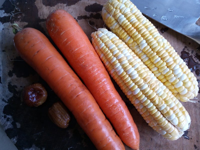 Steps for Making Corn Carrot Pork Bone Soup