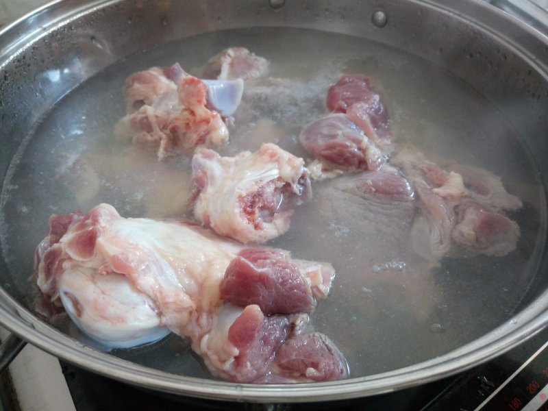 Steps for Making Corn Carrot Pork Bone Soup