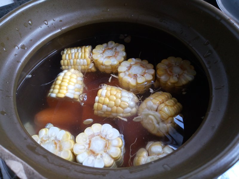 Steps for Making Corn Carrot Pork Bone Soup