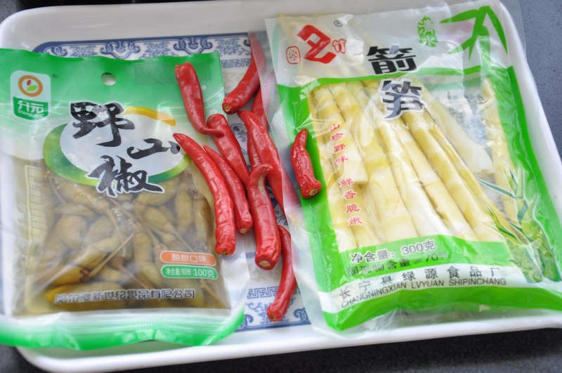 Steps for Making Pickled Pepper Bamboo Shoots