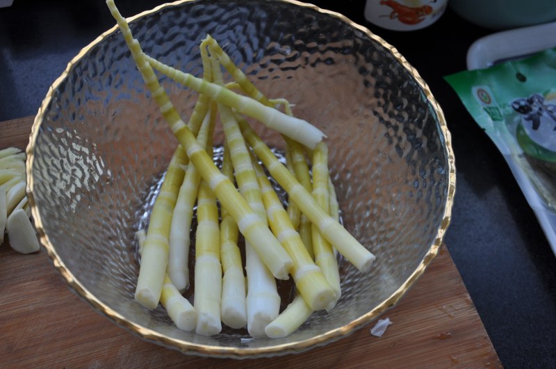 Steps for Making Pickled Pepper Bamboo Shoots