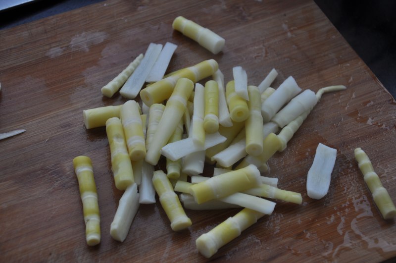 Steps for Making Pickled Pepper Bamboo Shoots