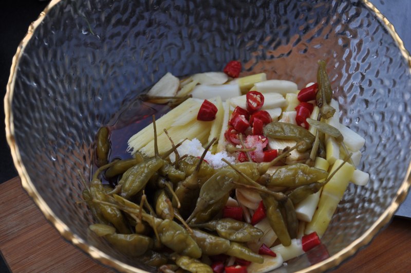 Steps for Making Pickled Pepper Bamboo Shoots