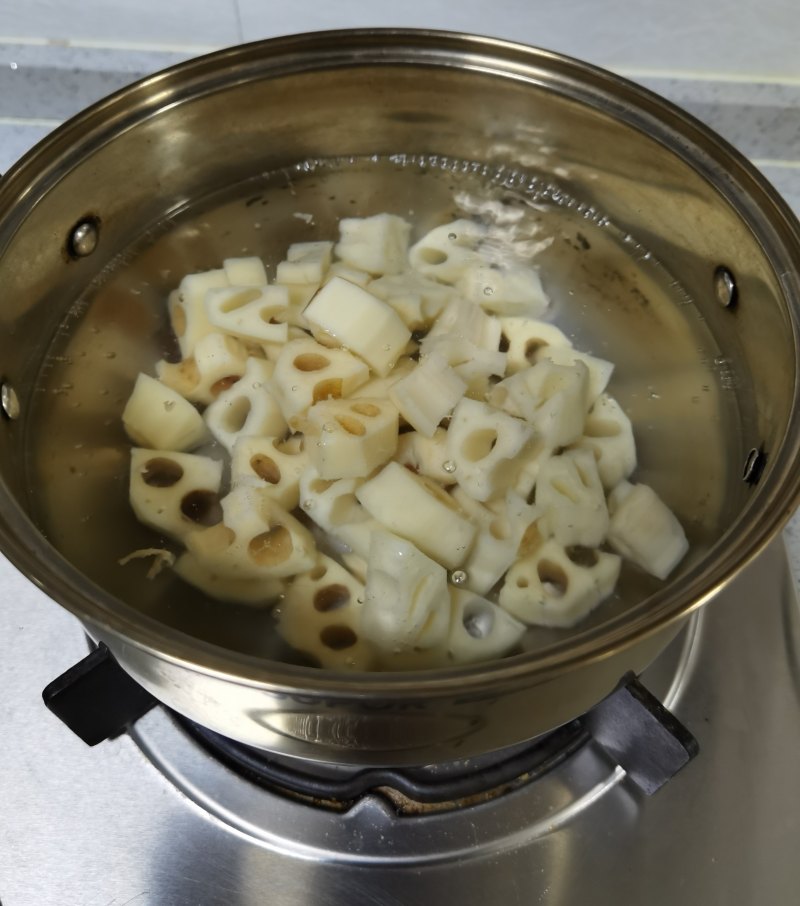 Steps for Cooking Cumin Lotus Root Cubes