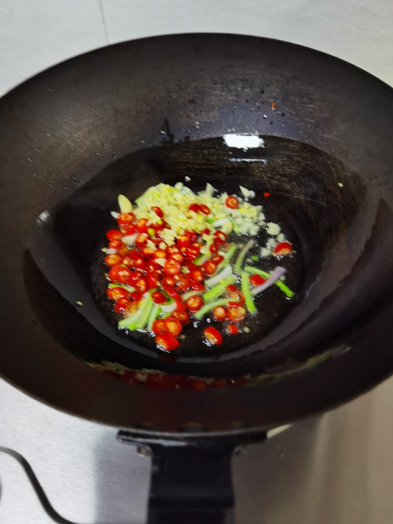 Steps for Cooking Cumin Lotus Root Cubes