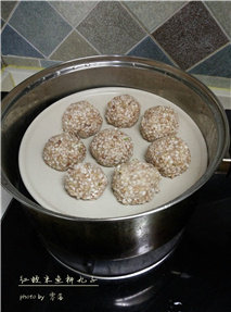 Steps for Cooking Red Glutinous Rice Fish Meatballs