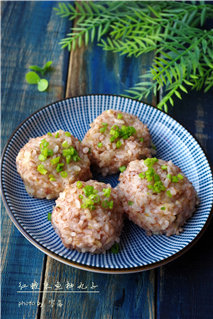 Steps for Cooking Red Glutinous Rice Fish Meatballs