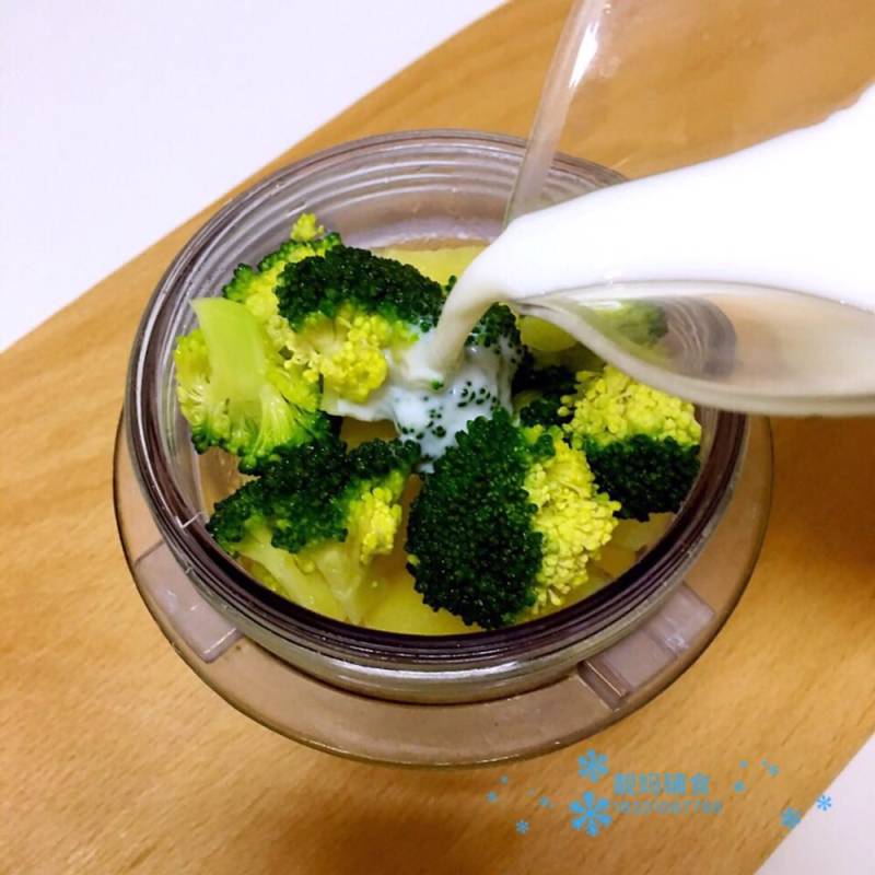 Steps to Make Broccoli Potato Milk Porridge