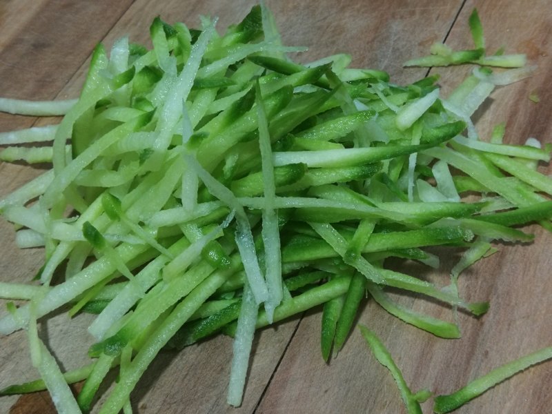 Steps for Making Double-Yolk Egg and Shredded Radish Noodles