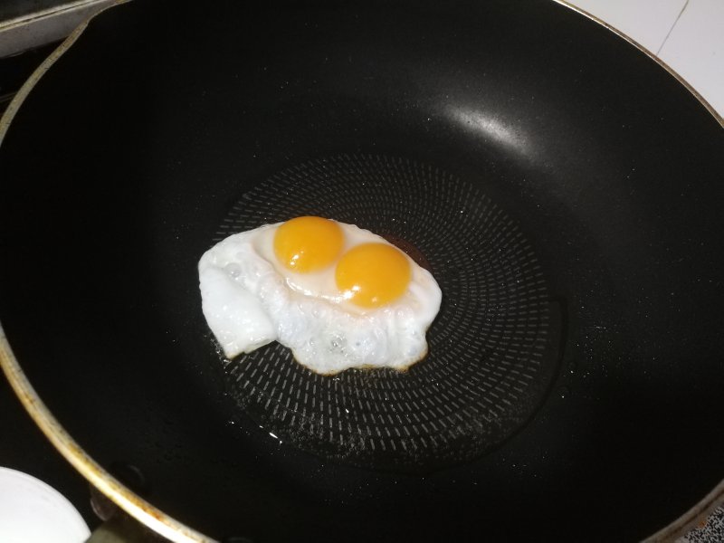 Steps for Making Double-Yolk Egg and Shredded Radish Noodles